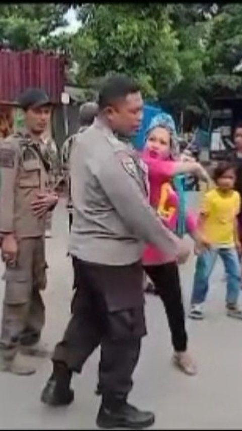 Viral Emak-Emak di Makassar Mengamuk dan Tampar Polisi, Ternyata Ini Pemicunya
