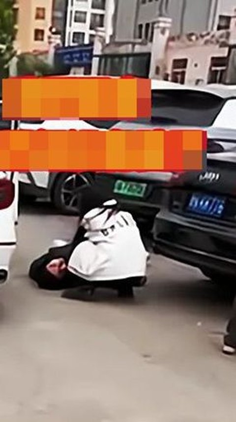 Viral Dramatic Action of a Man Kneeling to His Wife in the Middle of the Road, Thought to Apologize but Actually Asking for Divorce