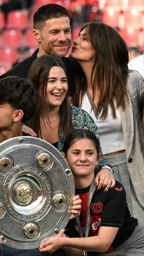 FOTO: Kemesraan Xabi Alonso dan Istri Rayakan Bayer Leverkusen Juara Bundesliga Tanpa Kekalahan