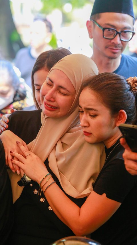 Touching Portraits of Deswita Maharani's Father's Funeral, Nila Rismawati's Support is Admirable
