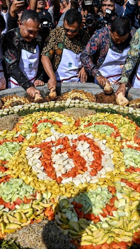 FOTO: Meriahnya Festival Rujak Uleg ke-20 di Surabaya, Cobek Raksasanya Bikin Salfok