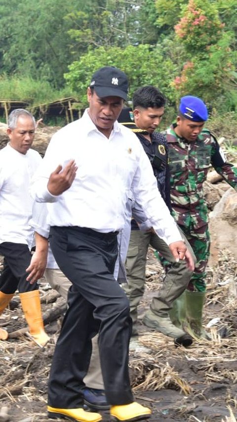 Mentan Terjung Langsung Bantu Korban Banjir dan Longsor di Kabupaten Agam