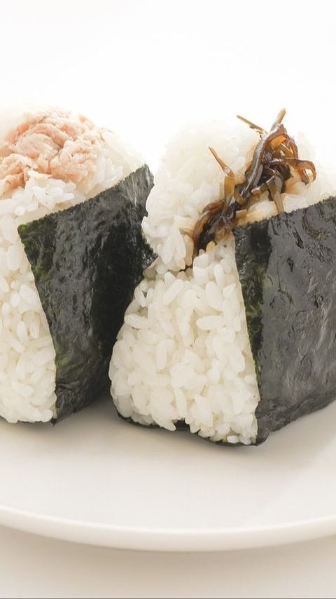 Japanese Female Chef Makes Onigiri Clenched Using Armpit