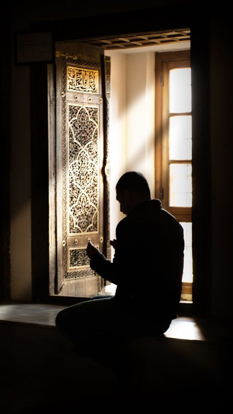 5 Doa Penenang Hati Ketika Gelisah dan Stres Menyerang, Lengkap dengan Cara Mengatasinya dalam Islam
