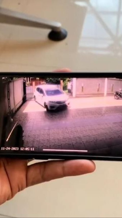 Baru Bisa Nyetir, Emak-emak Mau Parkir Mobil di Carport Malah Bablas Tabrak Tembok Sampai Jebol, Netizen: Siapa yang Berani Marahin?