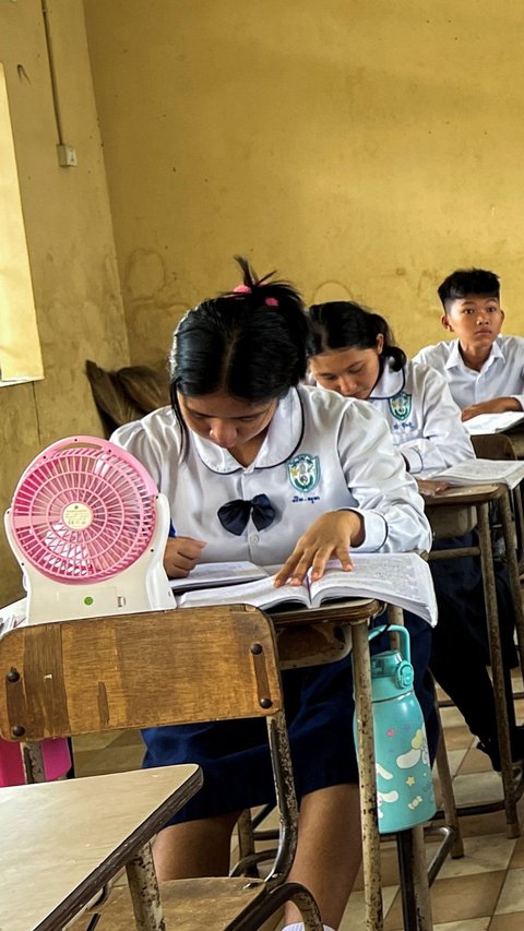 FOTO: Panas Ekstrem 43 Derajat 'Panggang' Kamboja, Murid-Murid ke Sekolah Bawa Kipas Angin