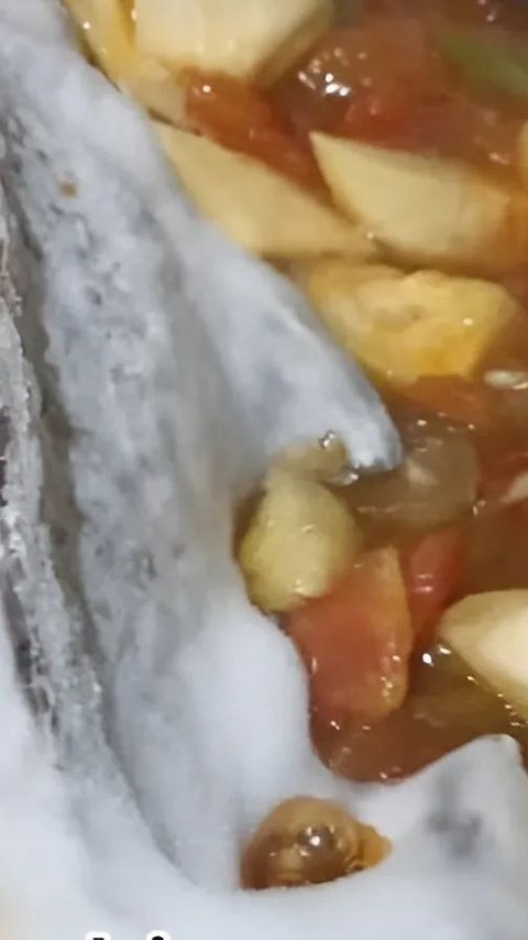Mother Makes Sweet and Sour Fish from Unexpected Ingredients, Confusing the Child