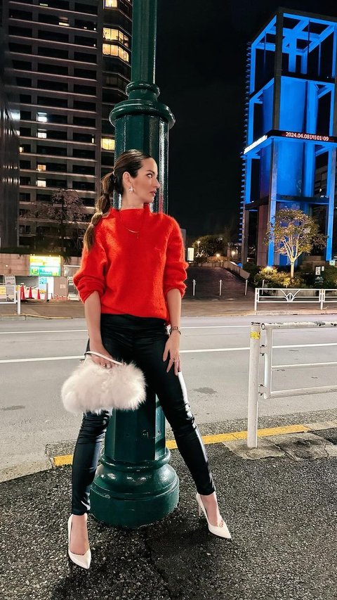 Simple but On Point Outfit Choices by Nia Ramadhani during Vacation in Japan