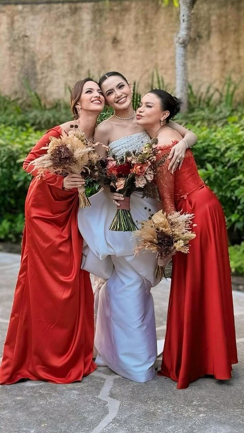 10 Beautiful Portraits of Nia Ramadhani CS as Mahalini's Bridesmaid in Bali, Her Style Competes with the Bride