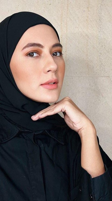 Pesona Paula Verhoeven Kenakan Busana Syari, Masya Allah Cantiknya Sempurna