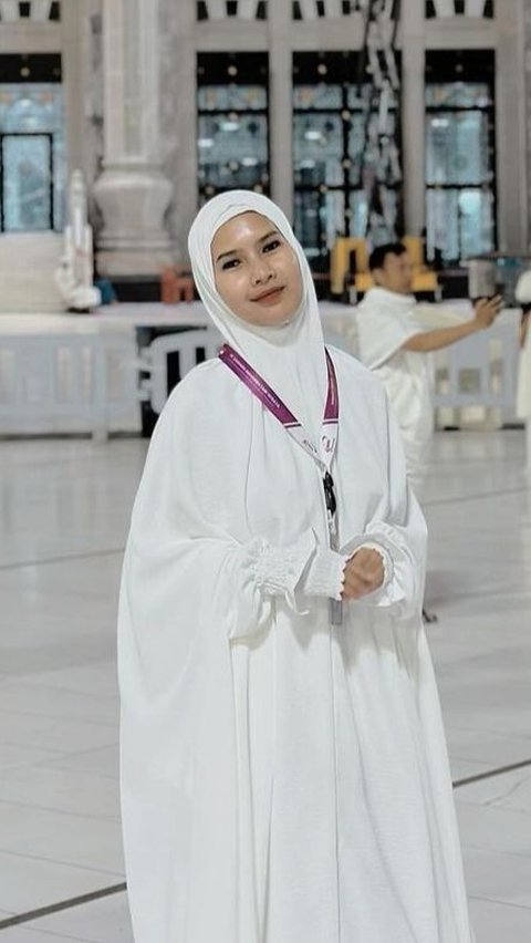 10 Portraits of Soraya Rasyid before admitting to harboring Andrew Andika, she once uploaded a moment of Umrah while crying in front of the Kaaba