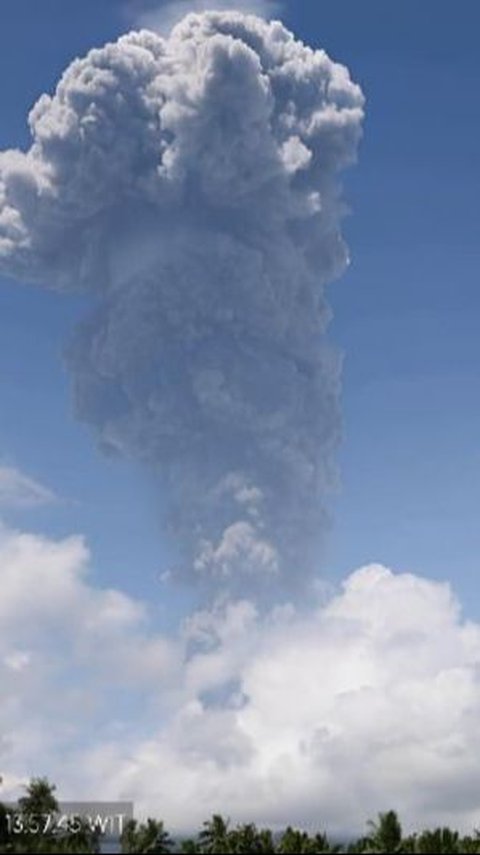 Erupsi Gunung Ibu Muntahkan Awan Abu Vulkanik Setinggi 5 Km