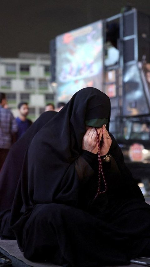 FOTO: Doa Warga Iran Diiringi Tasbih saat Memohon Keselamatan Presiden Ebrahim Raisi