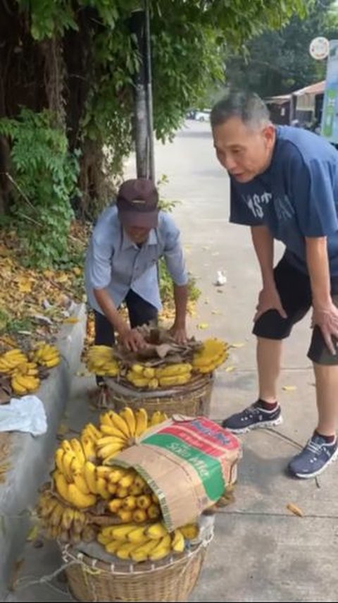 Kakek-kakek Penjual Pisang di Pinggir Jalan Tersenyum Saat Bos Jalan Tol Jusuf Hamka Menawarnya