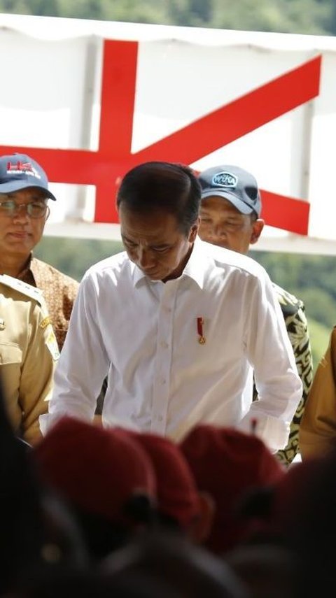 Jokowi Duduk Bersimpuh Depan Pedagang Saat Blusukan