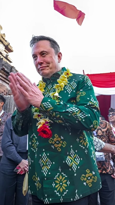Elon Musk Pakai Kemeja Tenun Bomba dari Sulteng Saat di Berada di Bali