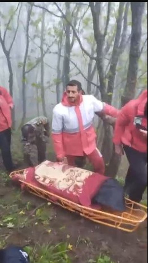 Moments of the President of Iran's Body Evacuated from the Middle of the Forest