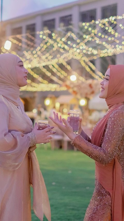 Potret Cantik Putri Delina di Acara Resepsi Pernikahan Sang Kakak, Kompak Banget Bareng Santyka Fauziah