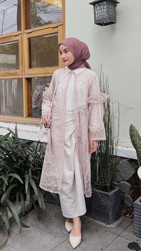 Pilihan Modest Dress Warna Soft Beraura Elegan, Look Jadi Cantik Banget