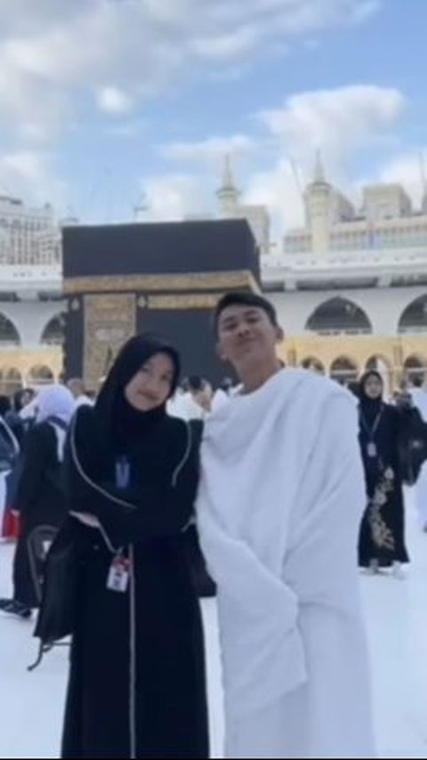 Viral Cowok Bawa Pacar ke Tanah Suci Mekkah Jadi Sorotan, Diduga Masih SMA