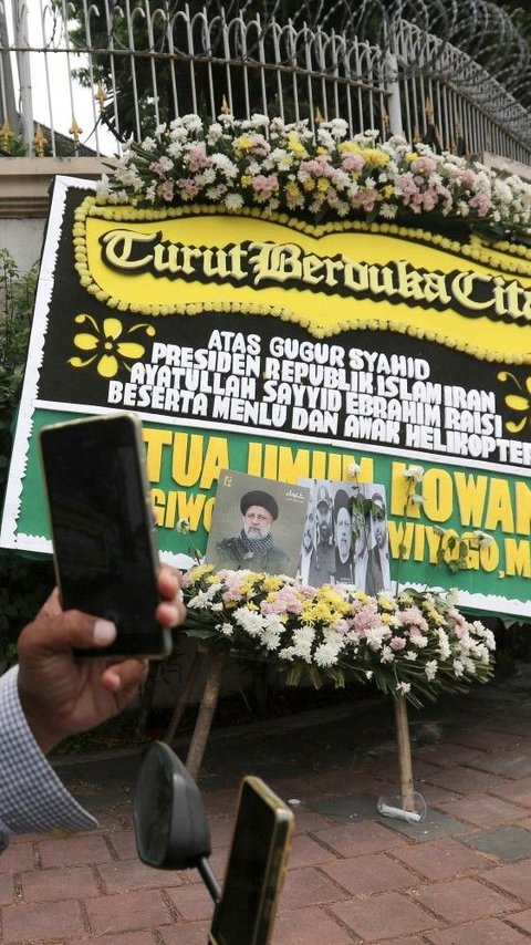FOTO: Deretan Karangan Bunga untuk Presiden Ebrahim Raisi Menghiasi Depan Kedutaan Besar Iran di Jakarta