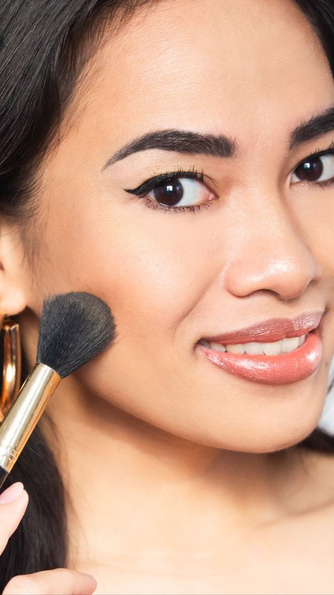 Not Under the Cheekbone, This is How to Use Contour for Round Face