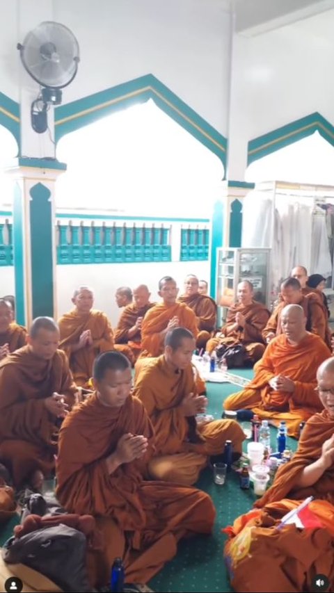 Viral Rombongan Biksu Thudong Istirahat di Masjid Temanggung