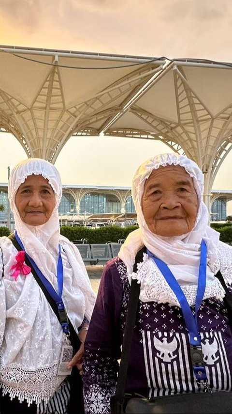 Both Named Siti and 70 Years Old, These 3 Elderly People are Proof of Besties until the Holy Land