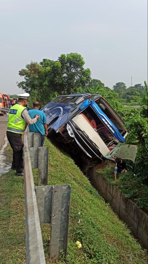 Bus Rombongan Pejabat Desa Hilang Kendali dan Nyaris Terguling di Tol Tangerang-Merak, 8 Orang Dilarikan ke RS