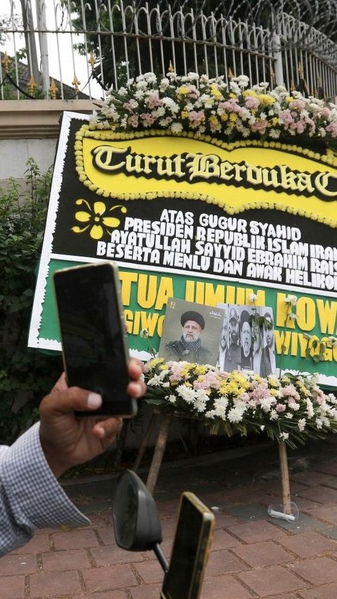 FOTO: Deretan Karangan Bunga untuk Presiden Ebrahim Raisi Menghiasi Depan Kedutaan Besar Iran di Jakarta
