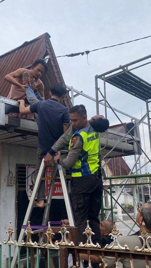 Aksi Polisi Selamatkan Pekerja yang Nyaris Tewas Tersentrum