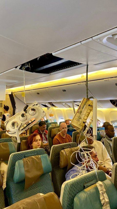 Portrait of Chaos Inside Singapore Airlines Plane After Severe Turbulence: Stewardess Covered in Blood, Cabin in Shambles