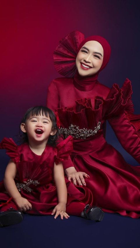 10 Portraits of Ria Ricis accompanying Moana Perdana to school, she is not even 2 years old, netizens question the presence of Teuku Ryan