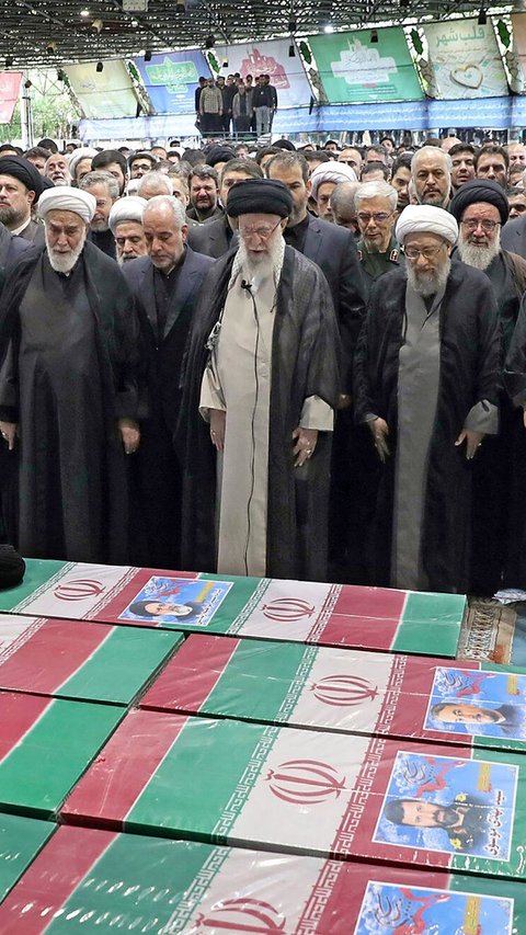 FOTO: Momen Salat Jenazah Ebrahim Raisi, Diimami Pemimpin Tertinggi Iran Ayatollah Khamenei dan Diikuti Ribuan Orang
