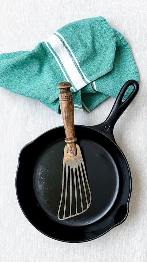 How to Clean a Cast Iron Pan Correctly in 7 Simple Steps
