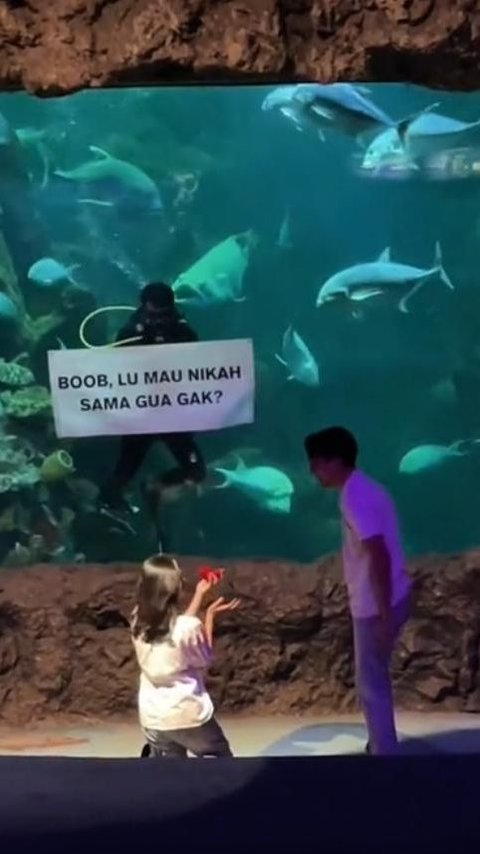 Viral Wanita Melamar Sang Kekasih di Sea World, Aksinya Bikin Iri Warganet