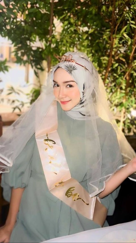 Siap Menikah untuk Yang Kedua Kalinya, Berikut Ini 8 Potret Melody Prima Dapat Surprise Bridal Shower dari Sahabat