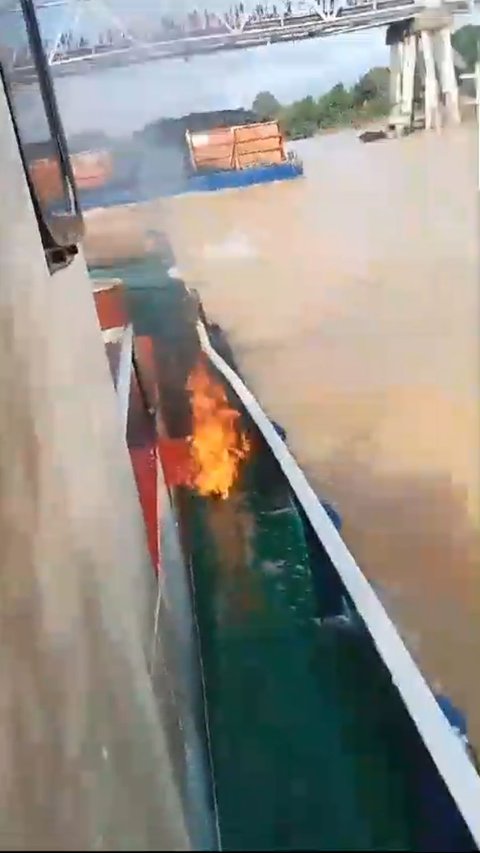 Viral Massa Ngamuk hingga Lempar Bom Molotov ke Kapal Tongkang Batubara, Polisi Turun Tangan