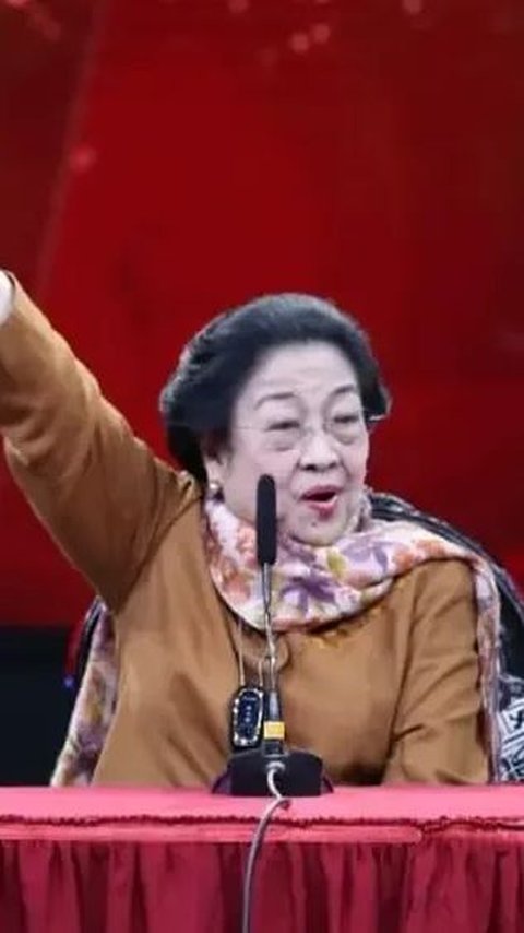 Ekspresi Megawati Lihat Patung 'Banteng Dipanah' di Arena Rakernas V PDIP