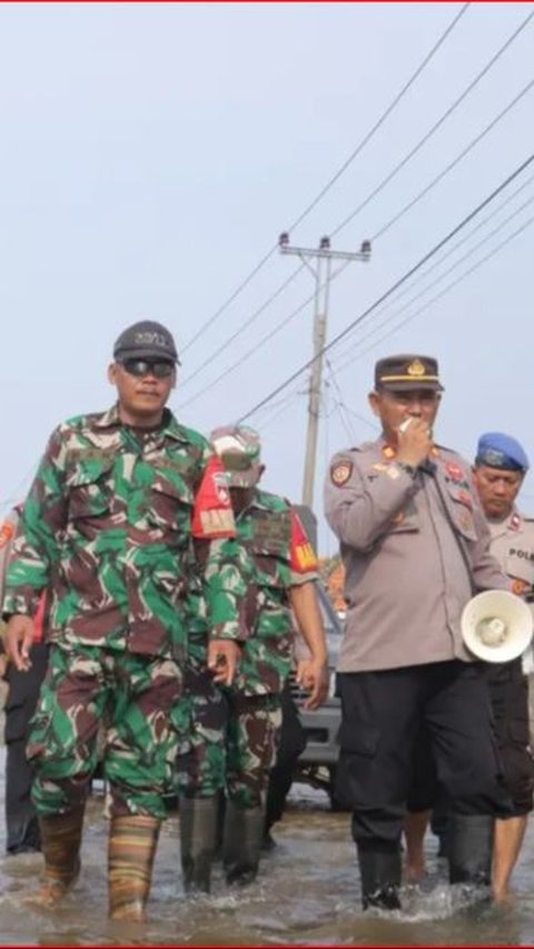 Jadi Bentuk Sinergi, Begini Aksi Personel TNI-Polri Pemalang Bagi Sembako pada Warga Terdampak Banjir Rob