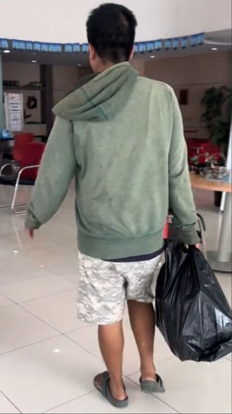 Viral Father Seen Shabby Carrying Money in Plastic Bag Buying Car Cash: Result of Saving for 14 Years