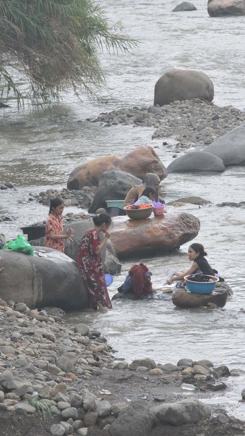FOTO: Potret Warga Bogor Terpaksa Mandi dan Cuci Pakaian di Kali Imbas Kekeringan