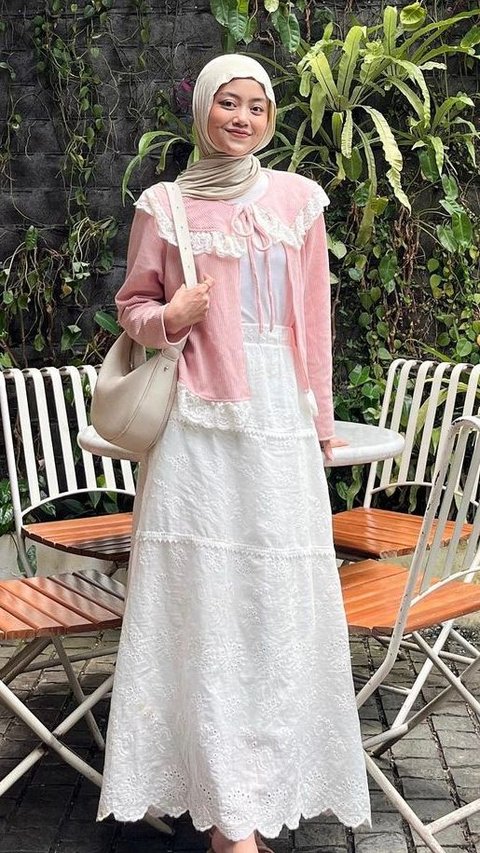 Inspirasi Sweet Look dengan Blouse Berkerah Playful