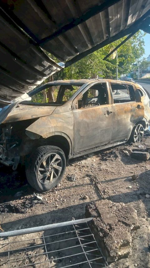Mobil Rush Pengangkut BMM di Kupang Terbakar dan Tabrak Pagar Pos Polisi
