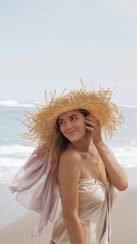 6 Rekomendasi Topi Stylish yang Bisa Menyempurnakan Fotomu Saat Berlibur ke Pantai!