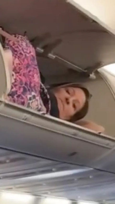Passenger Caught Sleeping in the Aircraft Cabin, Netizens Confused about How They Got Up There