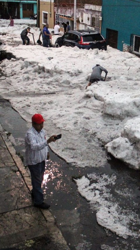 FOTO: Penampakan Kota di Meksiko Diselimuti Salju Setinggi 1 Meter Usai Dilanda Badai Es