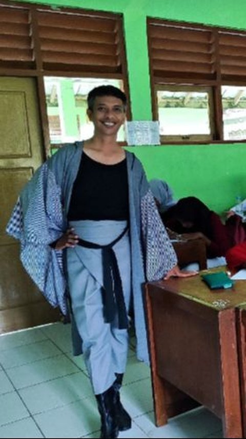 Potret Sosok Guru PNS SMKN di Bantul Ngajar dengan Busana Nyentrik, Rela Jadi Model Demi Apresiasi Karya Murid