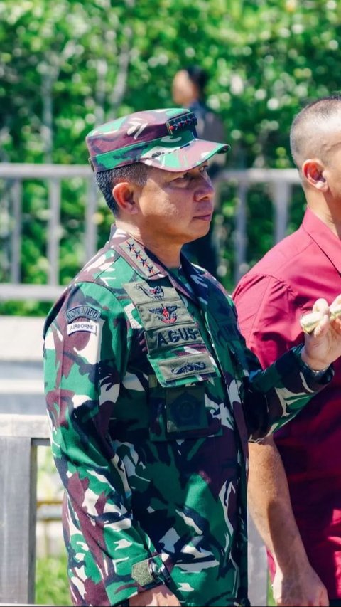 ⁠Gaya Santai Panglima TNI Datangi Rumah Dinas Prajurit, Masuk ke Dapur 'Nyomot' Tempe Goreng