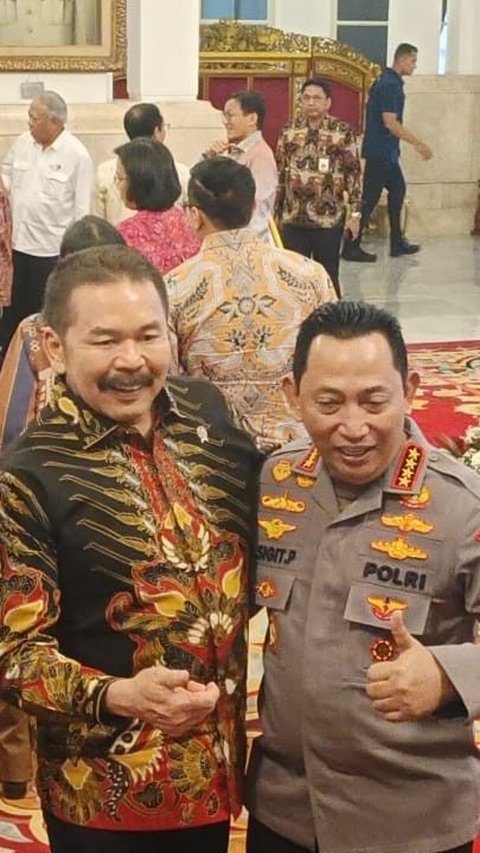 Momen Kapolri dan Jaksa Agung Berpelukan Usai Video Beredar Konvoi Densus 88 Geruduk Kejagung